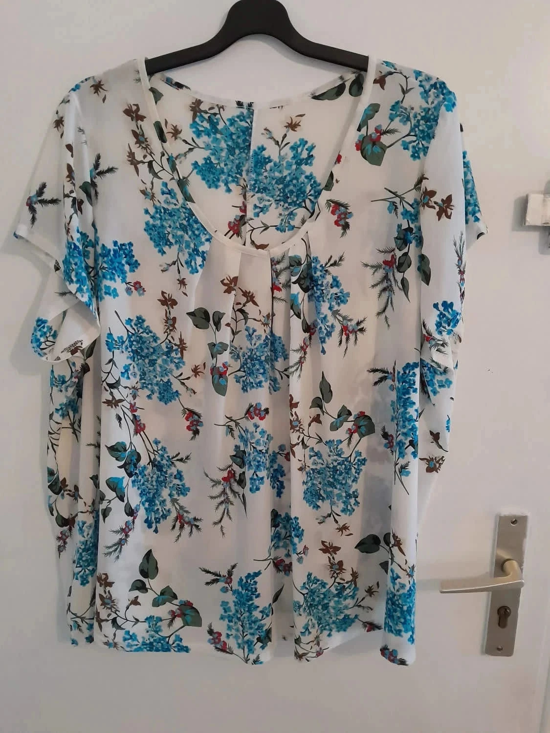Haut blanc à fleurs, (turquoises) taille 54/56, manches courtes